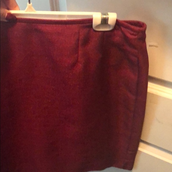 Le Suit Maroon Women’s Suit - Picture 5 of 5